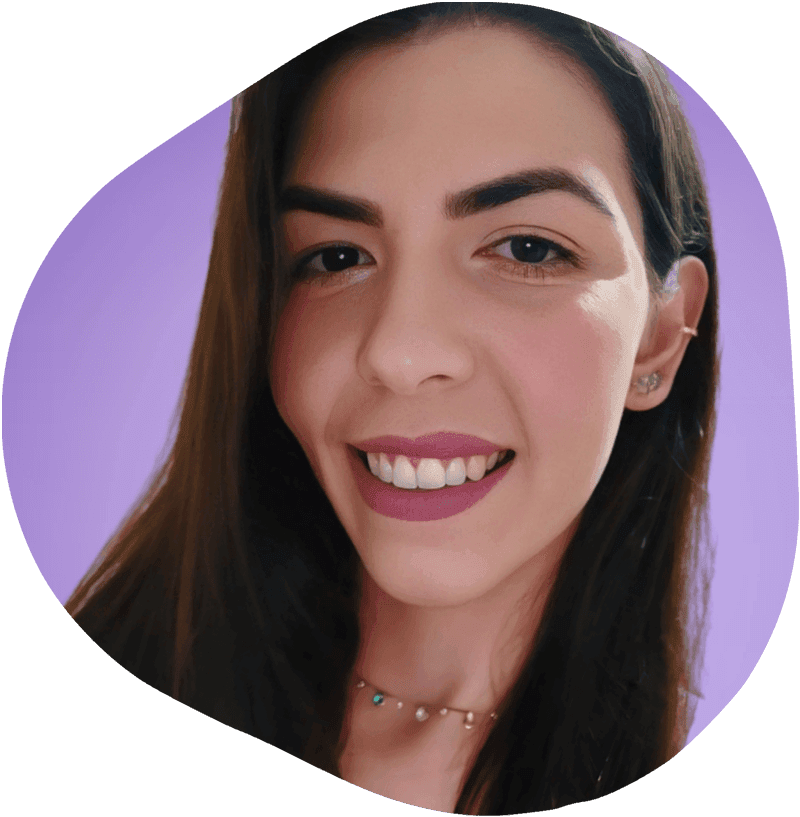 Imagem de uma mulher, cabelos lisos e castanhos, sorrindo